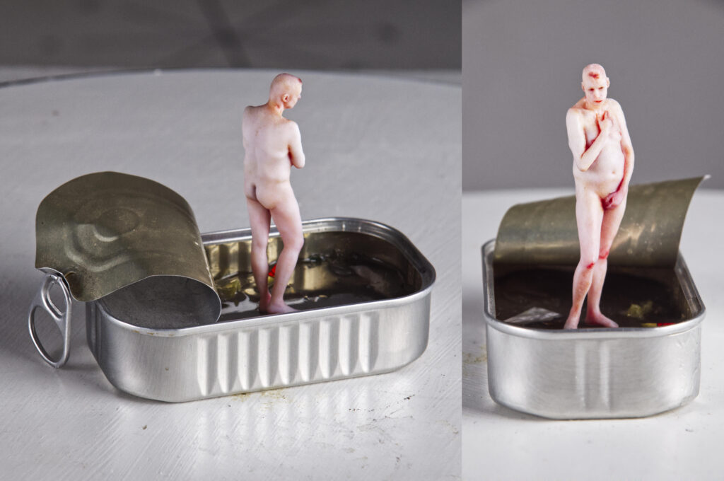 La nascita di Venere, Objekt 2025; ca. 12 x 8 x 9 cm, 3D-Druck von Rotorscan (Epoxidharz), Weißblechdose, Kunststoffabfall, Sand, Epoxidharz